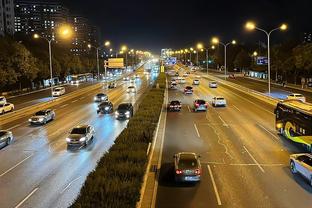 基普图姆车祸汽车残骸图流出，事故发生时车偏离道路撞上大树